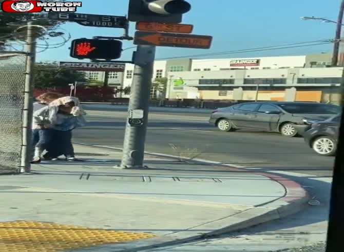 Video :On the spot, a prostitute offers him a service!